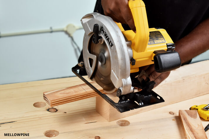 Cutting the half lap joint using circular saw