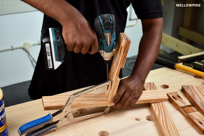 Joining the pieces using pocket-hole screws