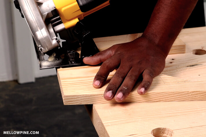 Cutting the bevel in the leg piece using circular saw