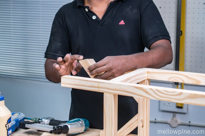 Attaching the inclined bracing pieces to the frame