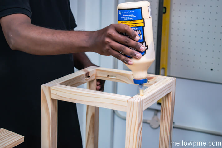 Applying wood glue on the frame