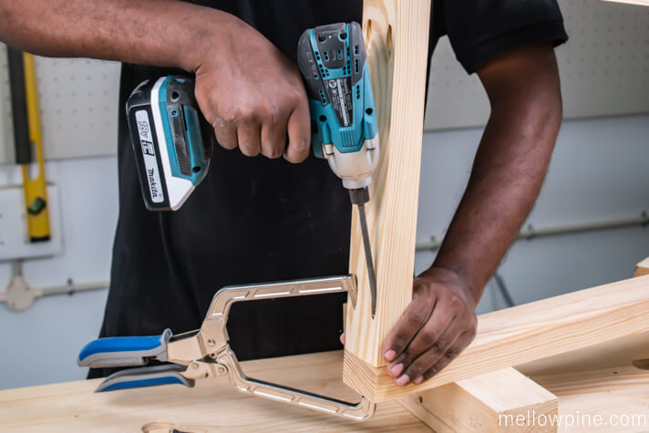 Joining the frame pieces with pocket hole screws