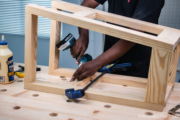 Joining the two sides of the frame with bracing pieces