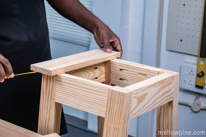 Centering the top seating piece (1 x 4) on the frame