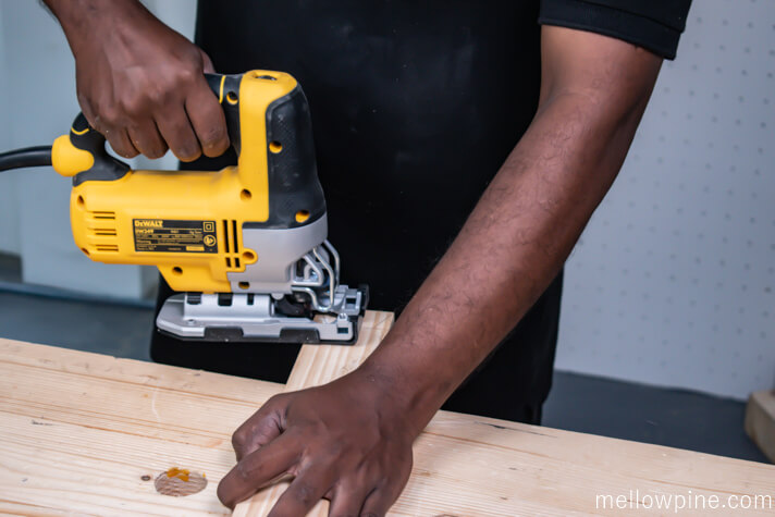 Cutting the dovetail on the bottom bracing piece