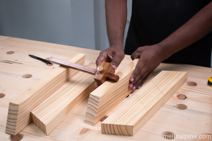 Marking the depth for half-lap using marking gauge