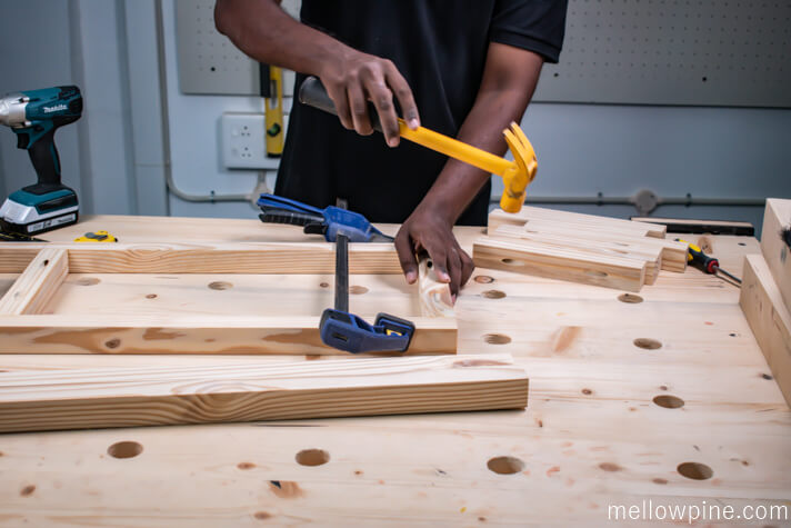 Joining the bracing pieces to the legs