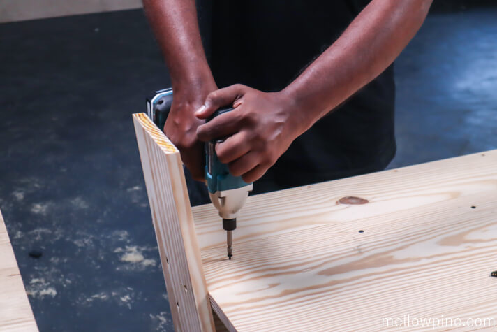 Fixing the support piece to the desk top