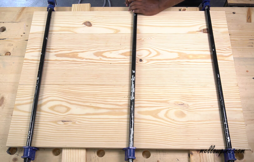 Clamping the desk top panel