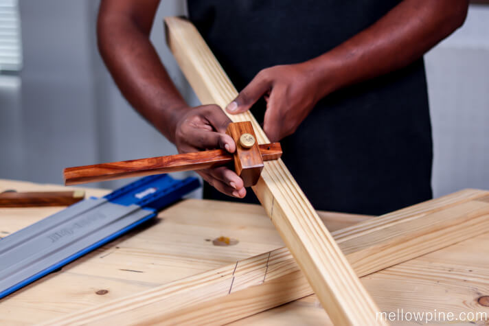Marking the depth of the half-lap slot using the marking gauge