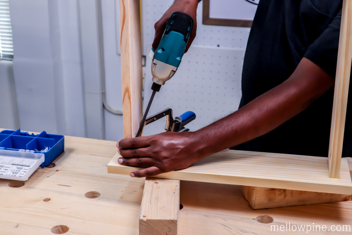 Joining the drawer pieces with pocket hole screw