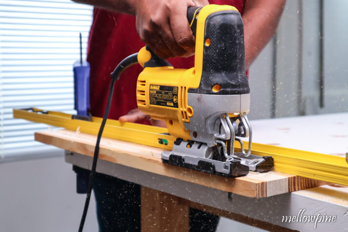 Ripping the wood using the jigsaw