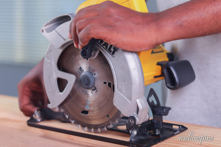 Adjusting the height of the blade in the circular saw