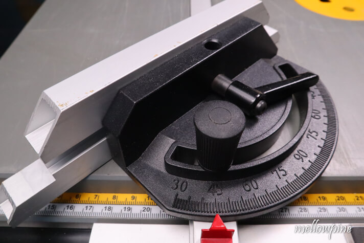 miter gauge angle set at 45 degrees