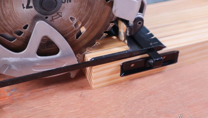 Aligning blade and groove boundary