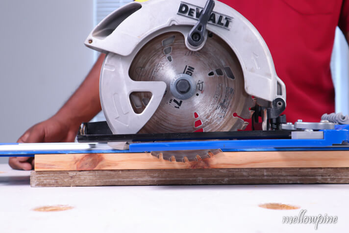 Placing the circular saw on Acc-cut