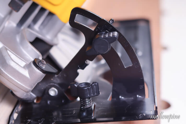 Setting the angle on the circular saw