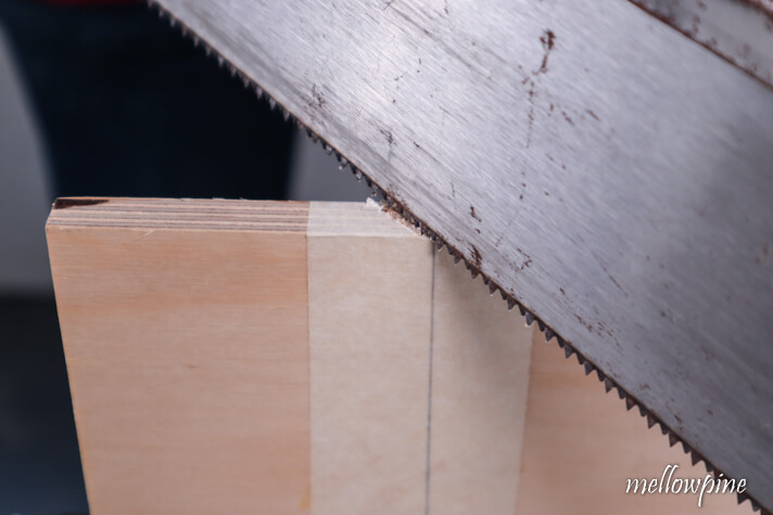 Aligning hand saw with cut line
