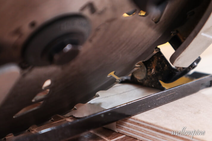 aligning circular saw blade with cut line