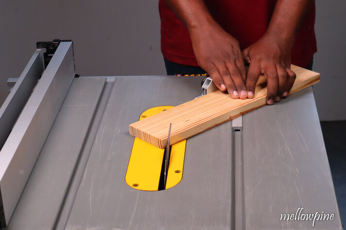Making the 45 degree miter cut using table saw