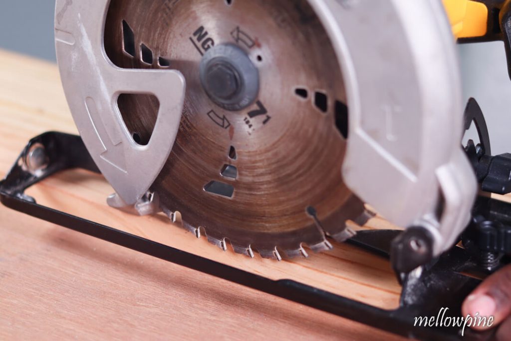 Adjusting the height of the blade in the circular saw