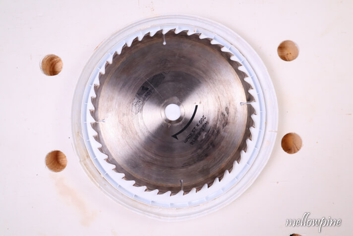 placing the blade in the lid