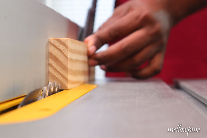 setting the rip fence for cutting a groove 