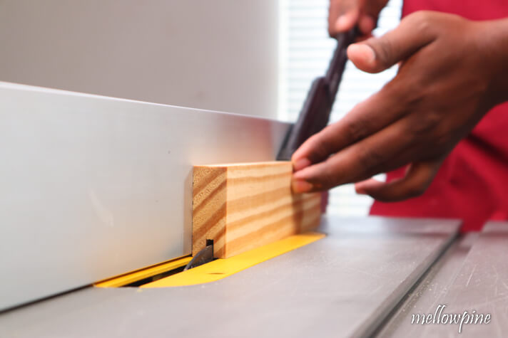 setting the rip fence for cutting a groove 