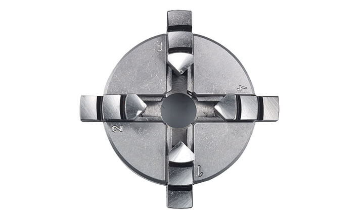 Self centering four jaw chuck