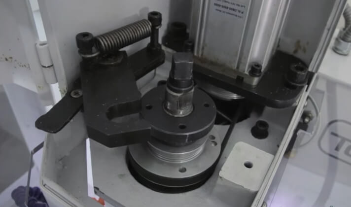 Two pulleys to vary spindle speed in PCNC 440
