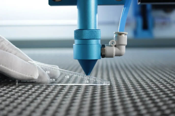 Using the focusing tool to set the laser focus (Source Thunderlaser)