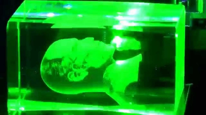 Making a bubblegram using 3D sub-surface laser engraving technique.