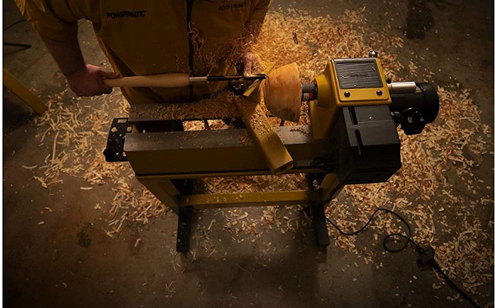 Turning wood to make a bowl