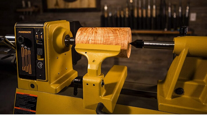 Workpiece mounted by using spindle spur