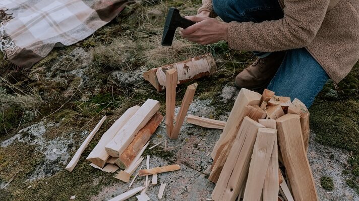 Cutting wood in an upright position