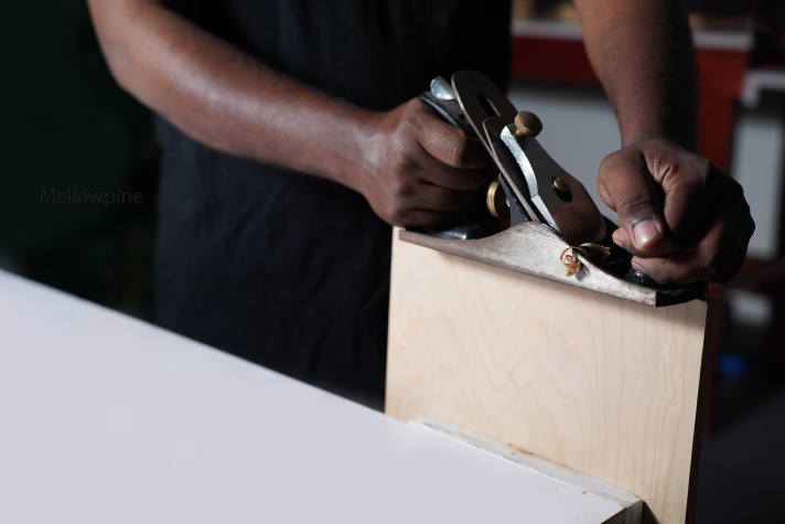 planing plywood using a hand planer