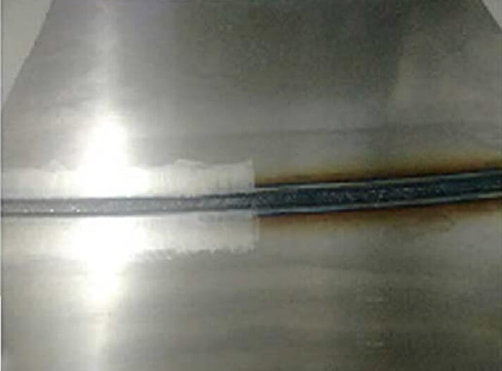 Using laser rust remover to clean the workpiece after welding