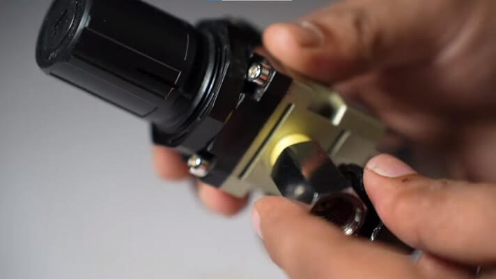 Attaching the ball valve on the input port of the regulator