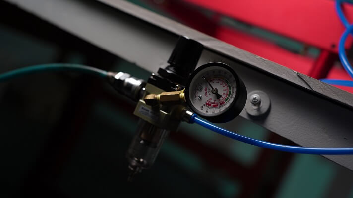 Connecting the air pressure regulator