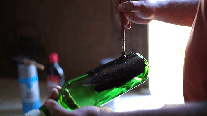 Painting wine bottle surface with an airbrush