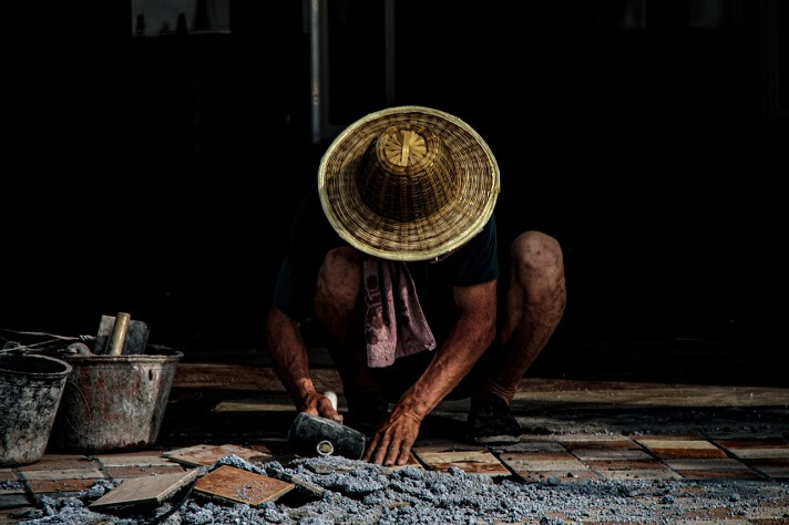 Installing ceramic tiles using mortar