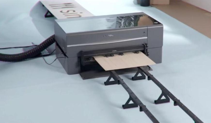 Automatic conveyor feeder in action