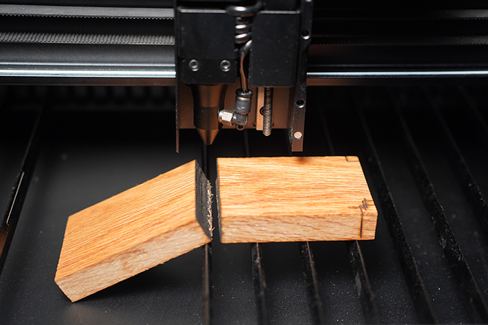 Cutting 18 mm oak wood on the xTool P2